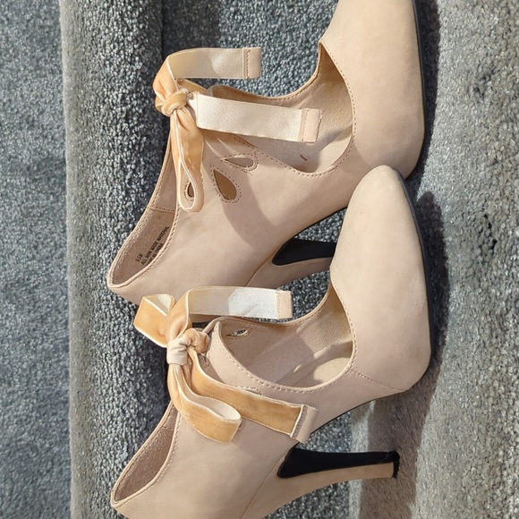 Tan Suede Shoes with 4" Heels, DOLCE by mojo moxy, Size 9.5 - Picture 3 of 13